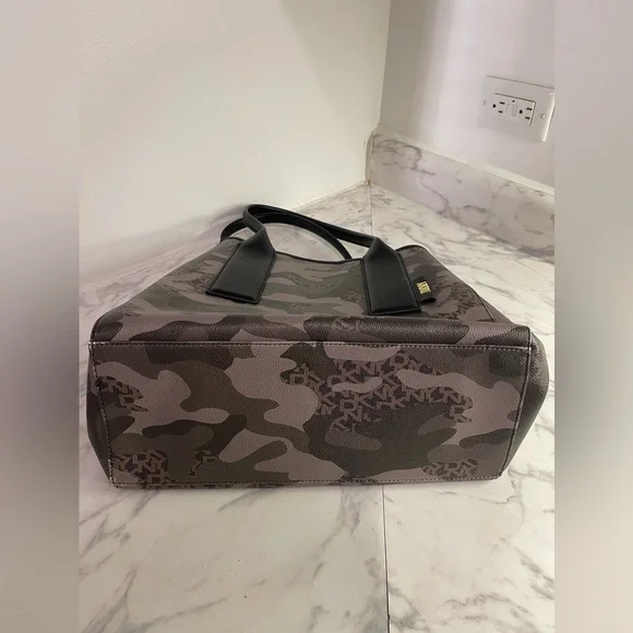 DKNY ARMY CAMO TOTE BAG - Picture 14 of 14